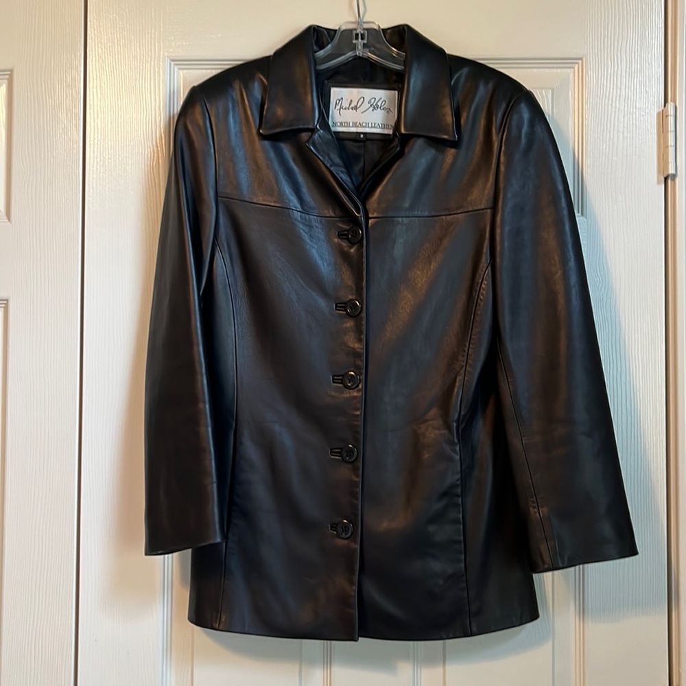 Women’s Michael Hoban Leather Jacket. Size 8 Classic Black. 5 Button down.